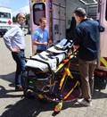 Marcel Frauenschuh und Andreas Scheibel mit Oberbürgermeister Marco Steffens (v. l.) bei der Vorstellung eines Rettungswagens.