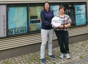 Quelle: Stadt Offenburg Polina Ullrich (r.) von der Lebenshilfe Offenburg-Oberkirch-Lahr e.V. übergibt der Leiterin des Salmen Jaana Klumpp die Auszeichnung.